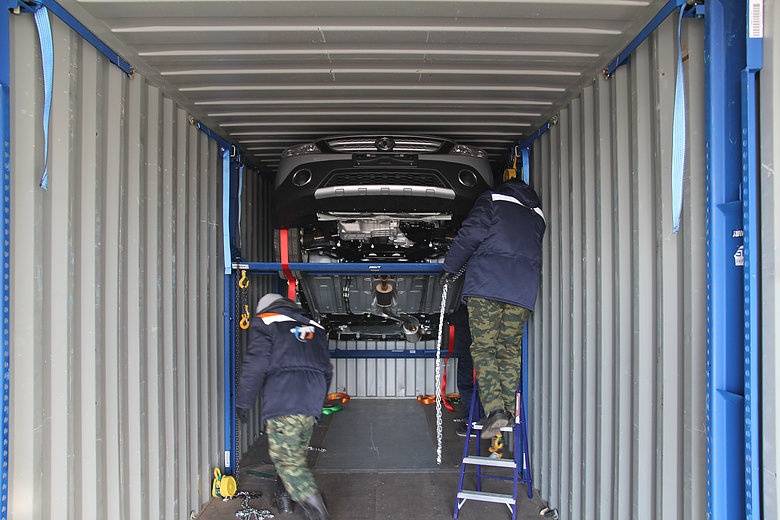 Контейнерная перевозка автомобилей. Автомобиль в морском контейнере. Перевозка автомобилей в контейнерах. Крепеж авто в контейнере. 20 Футовый контейнер на машине.